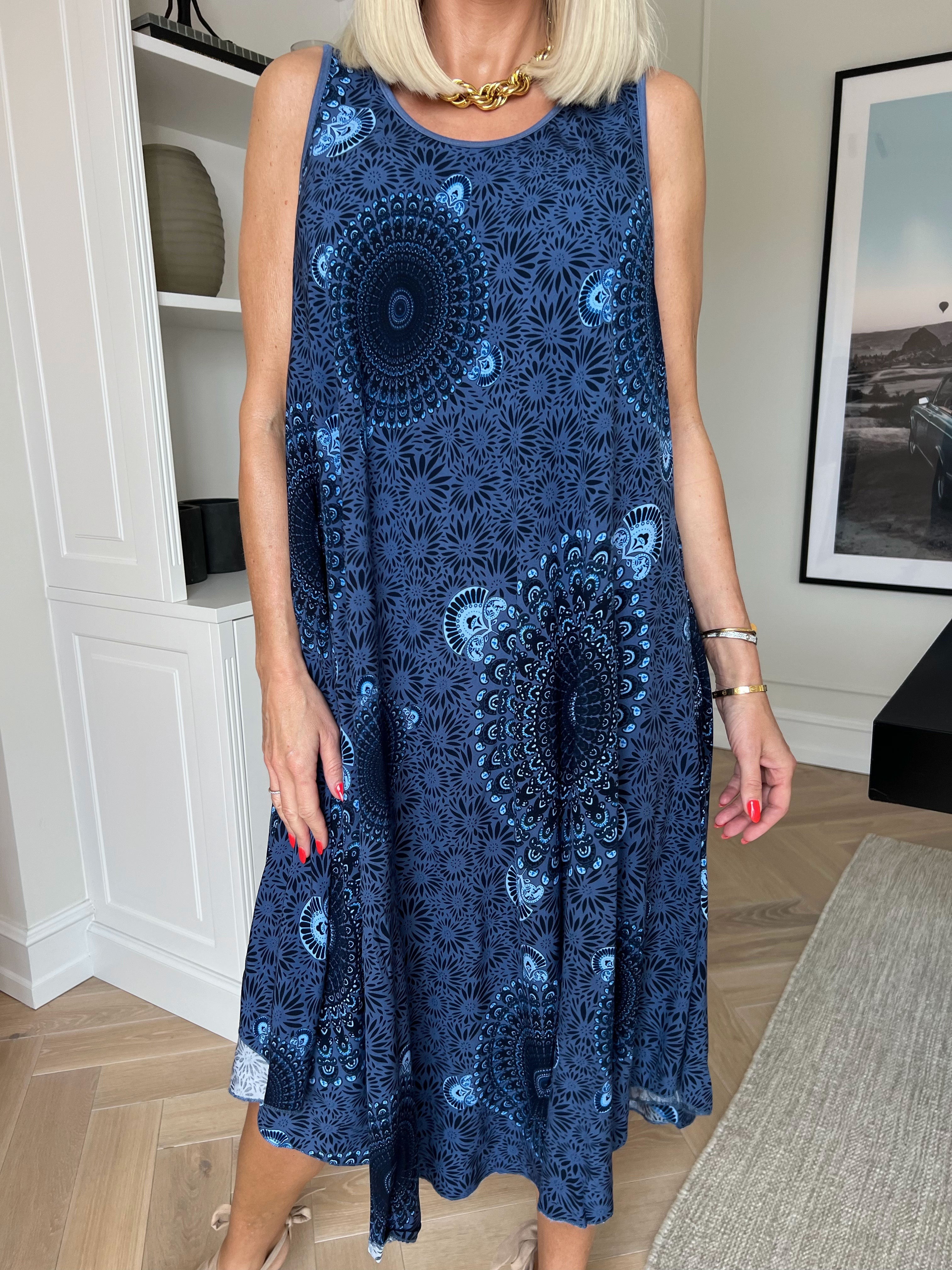 Sienna - Mønstret kjole i blød viskose med flatterende A-facon